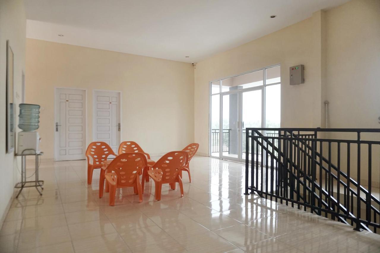 Oyo 1394 Rumaisa Homestay Syariah Pekanbaru Exterior foto